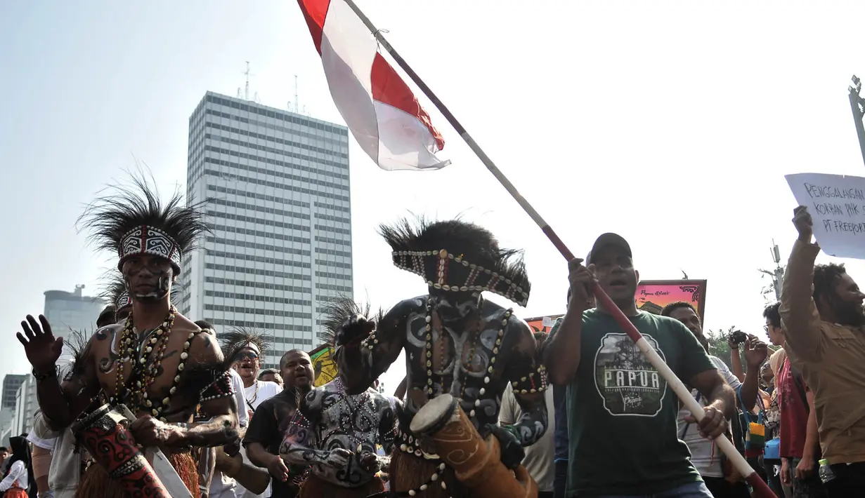 Masyarakat Papua yang merupakan mantan karyawan PT Freeport Indonesia saat melakukan penggalangan dana di tengah berlangsungnya Hari Bebas Kendaraan Bermotor atau Car Free Day di kawasan Bundaran HI, Jakarta, Minggu (5/8). (Merdeka.com/Iqbal S. Nugroho)