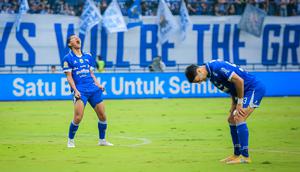 Gelandang Persib Bandung, Adam Alis (kiri), meluapkan kegembiraan setelah timnya ditahan 0-0 Persijap Jepara pada laga terakhir BRI Super League musim ini di Stadion Gelora Bandung Lautan Api (GBLA), Sabtu (23/05/2026) dini hari WIB. Hasil tersebut sudah cukup membawa Persib menutup musim di puncak klasemen, sekaligus merengkuh trofi juara liga. (Bola.com/Bagaskara Lazuardi)
