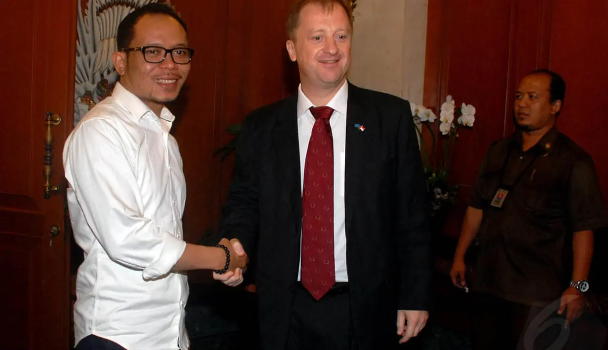 Menaker, Hanif Dhakiri (kiri) saat berjabat tangan dengan Direktur ILO untuk Indonesia, Peter van Rooij , Jakarta, Senin (17/11/2014). (Liputan6.com/Johan Tallo) 