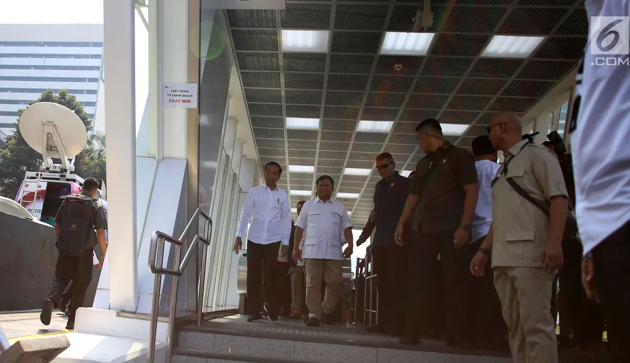 Presiden terpilih Joko Widodo atau Jokowi (kiri) berjalan bersama Ketua Umum Partai Gerindra Prabowo Subianto saat tiba di Stasiun MRT Senayan, Jakarta, Sabtu (13/7/2019). Jokowi dan Prabowo menuju FX Sudirman untuk makan bersama. (Liputan6.com/JohanTallo)