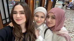 Meski tak ikut kumpul, namun Dinda Hauw dan Melody Laksani diketahui menyukai postingan Kesha Ratuliu ini. Bukan kali pertama, Geng Mamayu juga pernah tidak kumpul full team ketika hadiri acara gala premiere film terbaru Syifa Hadju yang berjudul Bismillah Kunikahi Suamimu pada tahun 2023 lalu. Geng Mamayu memang selalu saling dukung satu sama lainnya. (Liputan6.com/IG/@kesharatuliu05)