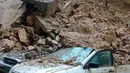 Sejumlah kendaraan tertimbun reruntuhan setelah hujan monsun mengguyur deras di Kota Karachi, Pakistan, 25 Agustus 2020. Hujan memicu berbagai kecelakaan termasuk sengatan listrik dan atap ambruk. (Xinhua/Str)