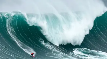 Maya Gabeira asal Brasil mengendarai ombak saat turnamen selancar Nazare Big Wave Challenge di Praia do Norte di Nazare, Portugal, Senin (22/1/2024). (AP Photo/Armando Franca)