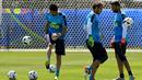 Kiper Italia, Gianluigi Buffon, dan rekan-rekannya berlatih ringan jelang Piala Eropa 2016 di Montpellier, Prancis, Kamis (9/6/2016). (AFP/Vicenzo Pinto)
