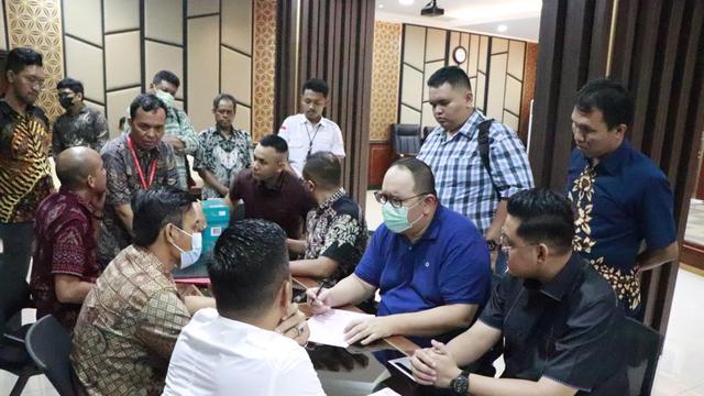 Penyidik Subdit Tindak Pidana Pencucian Uang (TPPU) Direktorat Tipideksus Bareskrim Polri menyerahkan Henry Surya (HS) ke Kejaksaan Agung, Jumat (12/5/2023).