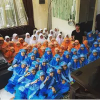 Billy Syahputra di antara anak yatim (Instagram/@bilsky16)