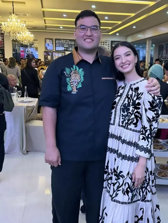 Dalam momen tersebut, Raline tampil dengan riasan wajah natural namun tetap glowing. Dengan mengaplikasikan lipstik nude dan blush on pink.  [@ralineshah]