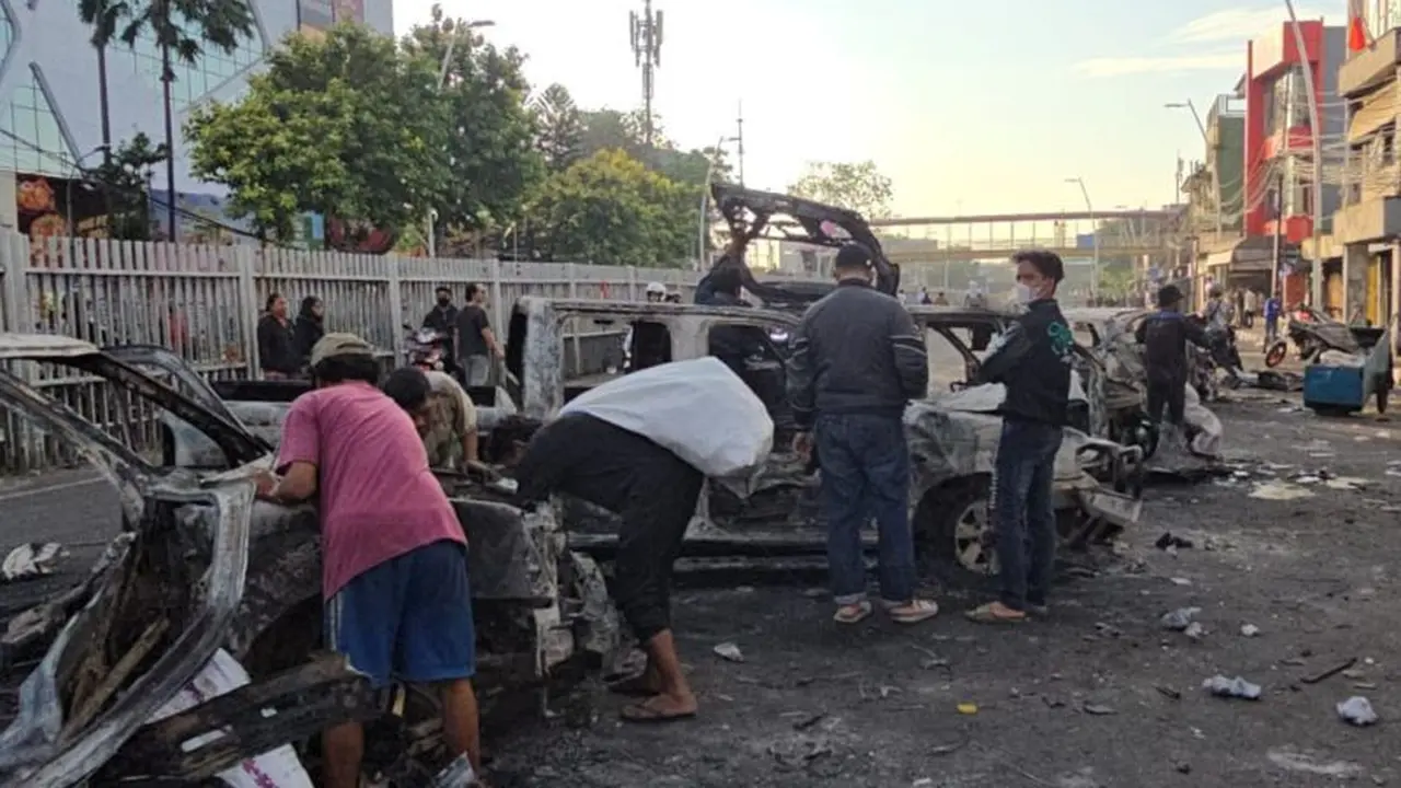 Massa serang Polres Metro Jaktim pakai batu dan molotov. Foto Antara