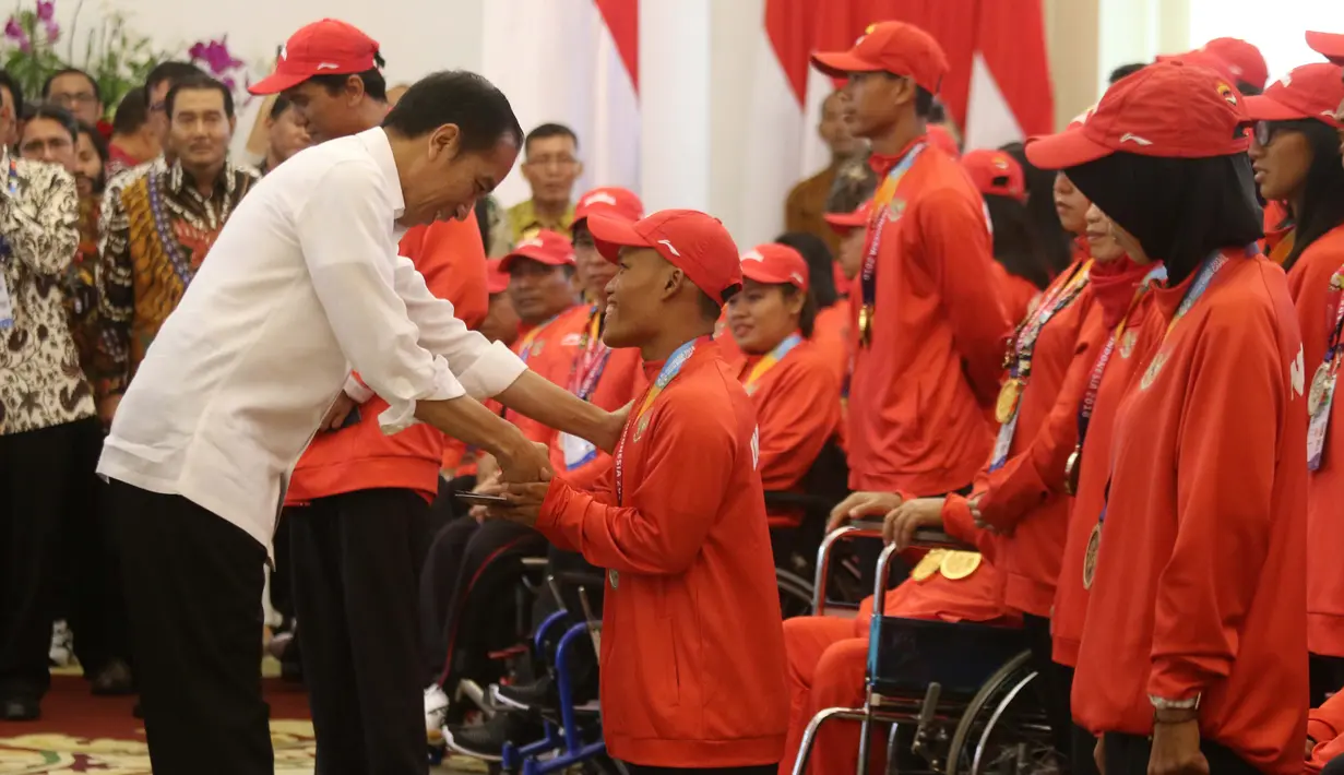 Presiden Joko Widodo memberikan bonus kepada atlet renang Asian Para Games 2018, Aris di Istana Bogor, Jakarta, Sabtu (13/10). Aris mendapat bonus sebesar Rp 500 juta karena memperoleh medali perunggu di Asian Para Games 2018. (Liputan6.com/HO/Randy)