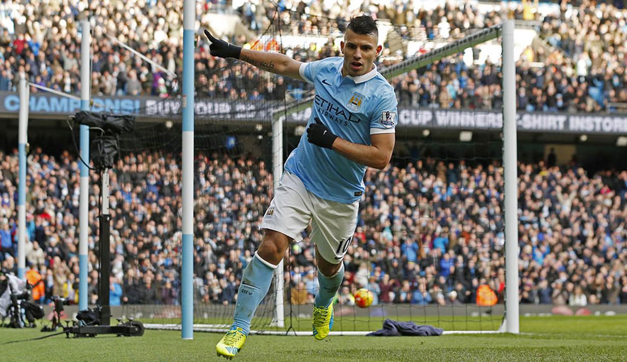 Penyerang Manchester City, Sergio Aguero, merayakan gol yang dicetaknya ke gawang Aston Villa. Gol-gol City dicetak oleh Yaya Toure, Raheem Sterling dan dua gol Sergio Aguero. (Reuters/Jason Cairnduff)