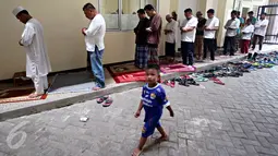 Warga melaksanakan Salat Jumat di ruang kelas PAUD Rusun Muara Baru, Jakarta Utara, Jumat (6/11/2015). Tidak tersedianya fasilitas tempat ibadah, menyebabkan warga terpaksa melaksanakan Salat Jumat di ruang kelas. (Liputan6.com/Immanuel Antonius)