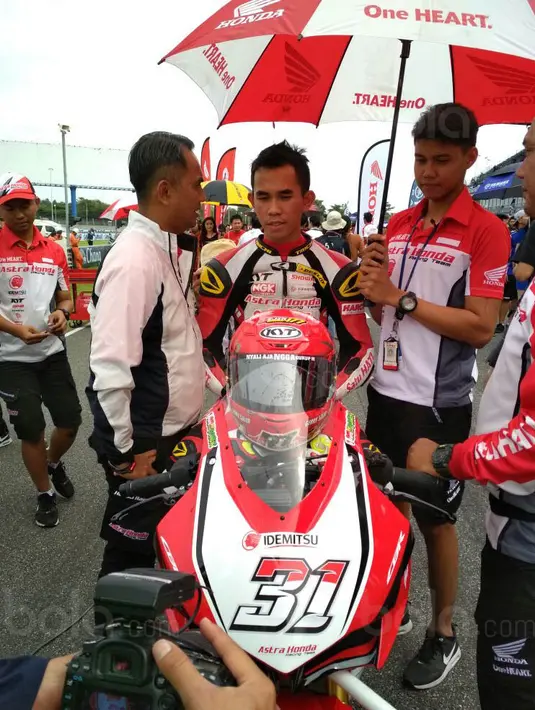 Pebalap Astra Honda Racing Team, Gerry Salim, saat mengikuti balapan ARRC 2017 di Sirkuit Buriram, Thailand, Sabtu (2/12/2017). Gerry Salim menjadi rider Indonesia pertama yang menjuarai ARRC kelas Asia Production 250. (Bola.com/Muhammad Wirawan)