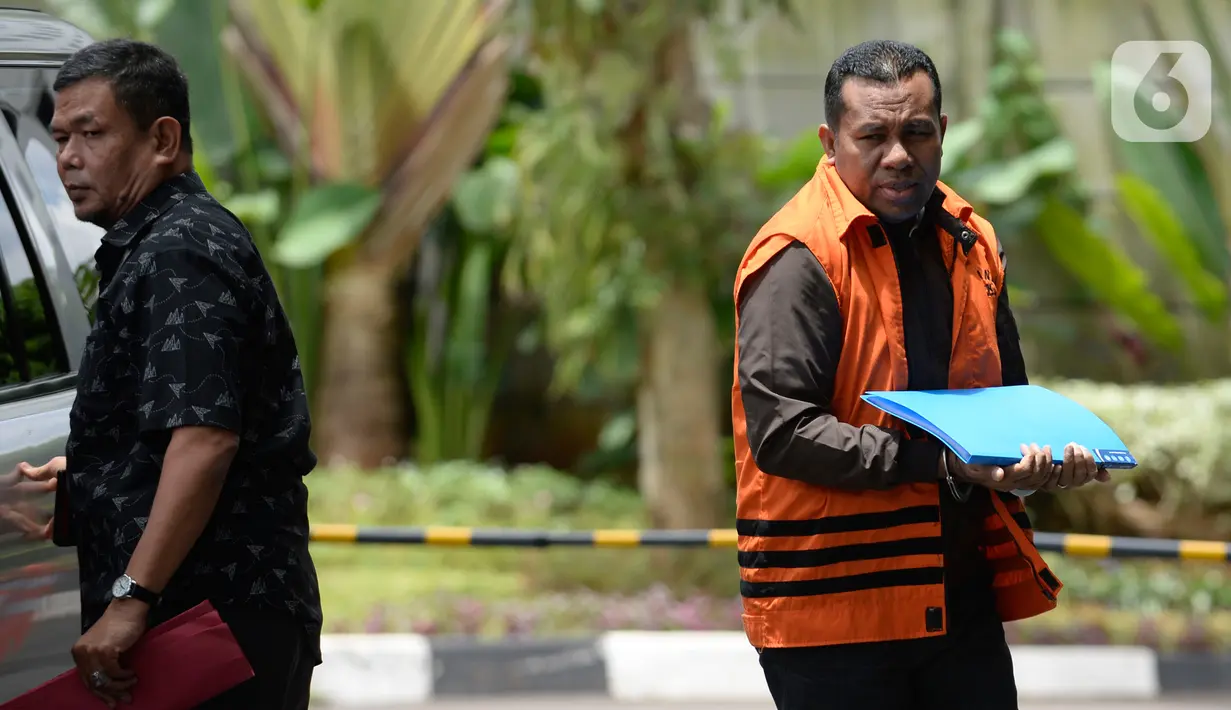 Kepala Bagian Unit Layanan Pengadaan nonaktif Sanadjihitu Sangadji (kanan) tiba di Gedung KPK, Jakarta, Senin (17/2/2020). Sanadjihitu Sangadji diperiksa sebagai tersangka terkait dugaan menerima suap proyek infrastruktur di Dinas PUPR Kabupaten Sidoarjo. (merdeka.com/Dwi Narwoko)