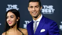 Bintang Real Madrid, Cristiano Ronaldo menghadiri acara penghargaan Best FIFA Football Awards di Zurich, Senin (9/1). Menghadiri acara ini, Ronaldo mengajak serta putranya Cristiano Jr dan kekasih barunya, Georgina Rodriguez (Ennio Leanza/Keystone via AP)