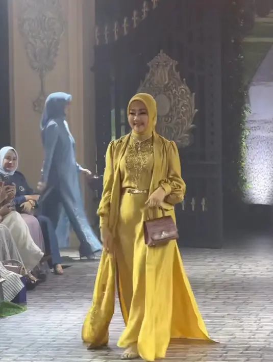 Istri Ridwan Kamil, Atalia tampil dengan baju serba kuning keemasan dari outer panjang berbordir bunga mawar yang serasi dengan atasan dan celana panjang beserta kerudungnya. [@adellejewellery]