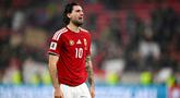 Pemain Hungaria, Dominik Szoboszlai, tak kuasa menahan tangis setelah ditaklukkan Irlandia dalam pertandingan Grup F Kualifikasi Piala Dunia 2026 di Stadion Puskas Arena, Budapest, Senin (17/11/2025) dini hari. (AP Photo/Denes Erdos)
