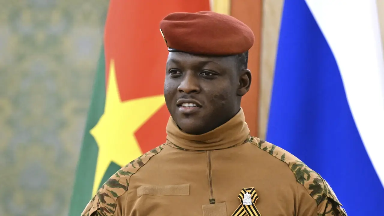 Presiden Burkina Faso Ibrahim Traore saat mengunjungi Rusia pada 10 Mei 2025. (Dok. AP News/Stanislav Krasilnikov)