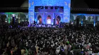 Ribuan warga Kota Tangerang menghadiri acara MTQ XXII 2023 di pelataran Masjid raya Al Azhom, Sabtu malam (14/1/2023). (Liputan6.com/Pramita Tristiawati)