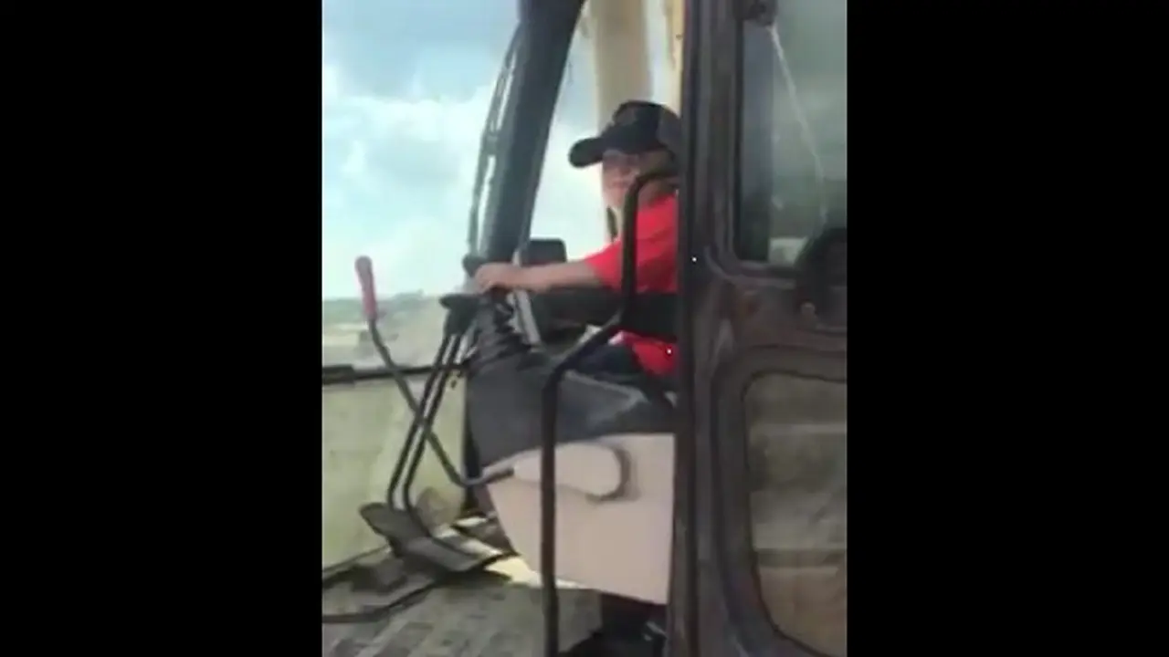 Keren, Bocah ini Gunakan Backhoe untuk Pindahkan Pasir ke Truk 