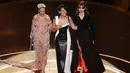 Interaksi Lisa dengan Doja Cat dan RAYE, sesama penyanyi yang berkolaborasi dalam medley lagu James Bond yang spektakuler itu pun mencuri perhatian. Potret ini menggambarkan keakraban dan profesionalitas di antara para artis kelas dunia tersebut. (Liputan6.com/IG/@billboard)