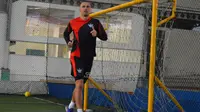 Sasa Zecevic kembali gabung Persegres Gresik United setelah menjalani penyembuhan cedera di Serbia. (Bola.com/Fahrizal Arnas)