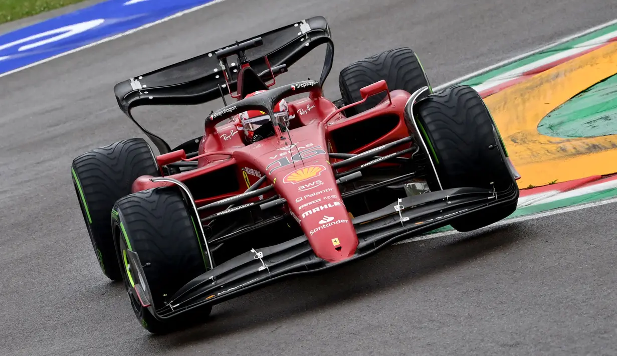 Kesialan pertama Leclerc terjadi pada seri keempat Formula 1 musim 2022, yaitu Grand Prix Italia. Ia mengalami spin menjelang akhir balapan. Padahal, kala itu sang pebalap unggul jauh dari posisi kedua yang ditempati oleh George Russell. Atas kejadian tersebut, Leclerc harus finis di urutan keenam. (AFP/Miguel Medina)