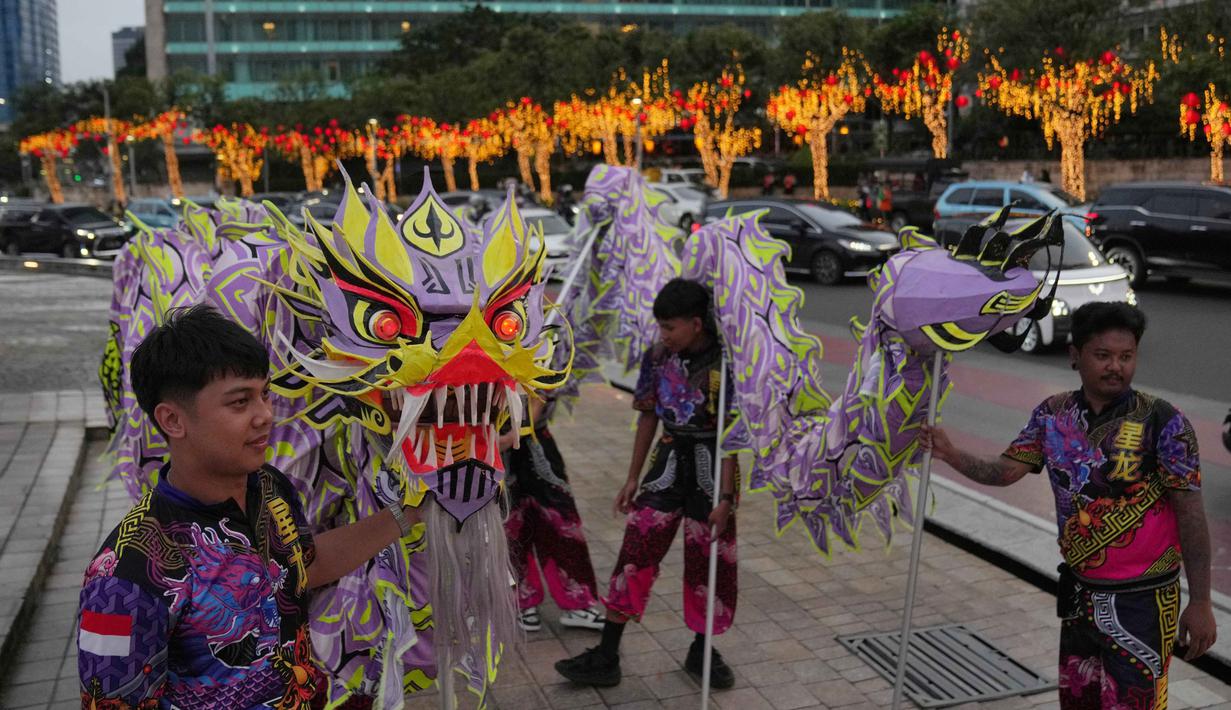 Penyelenggaraan Festival Imlek bukan sekadar perayaan budaya, tetapi juga menjadi simbol keberagaman dan toleransi di Jakarta. Tampak dalam foto, para penari naga bersiap untuk tampil selama perayaan Tahun Baru Imlek 2577 Kongzili di kawasan Bundaran Hotel Indonesia (HI), Jakarta, Jumat 13 Februari 2026. (AP Photo/Dita Alangkara)