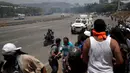 Pengunjuk rasa pendukung oposisi, Luis Alejandro saat ditabrak kendaraan taktis Garda Nasional Venezuela di luar pangkalan militer 'La Carlota' di Caracas, Venezuela (30/4/2019). (Reuters/Ueslei Marcelino)