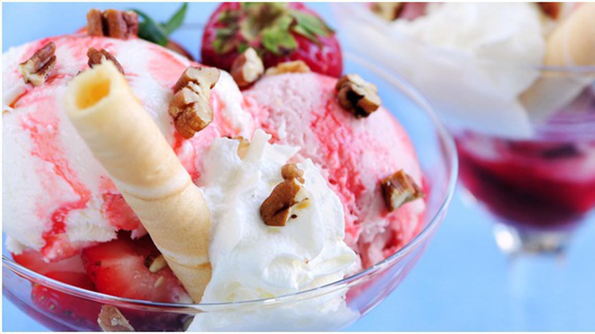 Какой жир в мороженом. Мороженое со сливой. Еда во льду. Израильское диетическое мороженое. Картинка мороженое индийское.