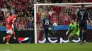 Benfica mampu menyamakan skor 1-1 empat menit jelang babak pertama usai. Bek PSG Danilo Pereira melakukan gol bunuh diri usai salah mengantisipasi umpan silang striker Benfica, Goncalo Ramos. (AP/Armando Franca)