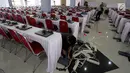 Teknisi menginstal laptop untuk tes calon pegawai negeri sipil (CPNS) di GOR Kelapa Gading, Jakarta Utara, Jumat (26/10). Tempat ini akan menjadi lokasi tes CPNS yang akan dilangsungkan pada Sabtu, 26 Oktober 2018. (Liputan6.com/JohanTallo)