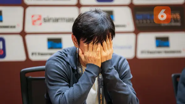 <p>Reaksi pelatih Timnas Indonesia, Shin Tae-yong saat konferensi pers usai laga menghadapi Vietnam yang berakhir dengan kemenangan 1-0 pada laga Grup F kualifikasi Piala Dunia 2026 Zona Asia di Stadion Utama Gelora Bung Karno (SUGBK), Senayan, Jakarta, Kamis (21/3/2024). (Bola.com/Bagaskara Lazuardi)</p>
