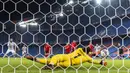 Kiper Swiss, Yann Sommer, berhasil menggagalkan tendangan penalti Sergio Ramos pada laga UEFA Nations League di Stadion St. Jakob-Park, Minggu (15/11/2020). Kedua tim bermain imbang 1-1. (Alessandro della Valle/Keystone via AP)
