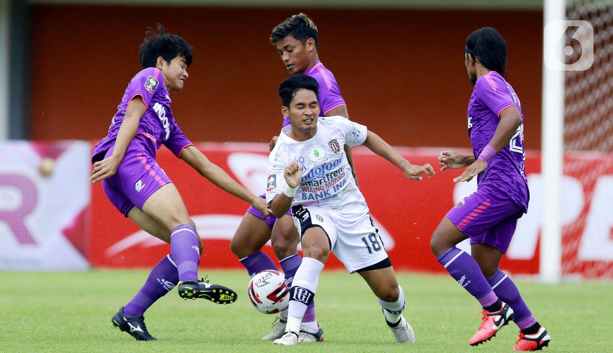 Pemain Bali United Kadek Agung (tengah) dikepung pemain Persita Tangerang pada laga Piala Menpora 2021 di Stadion Maguwoharjo, Sleman, Jumat (2/4/2021). Laga berakhir imbang 1-1. (Bola.com/M Iqbal Ichsan)