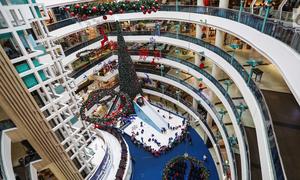 Anak-anak memadati wahana salju yang ada di Mall Ciputra, Jakarta barat, Selasa (19/12). Dalam rangka menyambut Natal 2017, Mall Ciputra menghadirkan arena bermain anak Snow Playland. (Liputan6.com/Faizal Fanani)