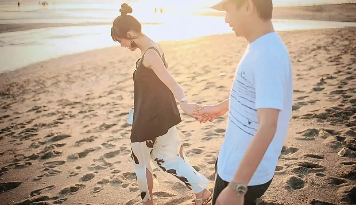 Raditya Dika dan Anissa Aziza