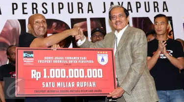 Ketua Umum Persipura, Benhur Tomi Mano (kiri) menerima secara simbolis bonus juara dari PT Freeport Indonesia di Jakarta, Jumat (6/1). Bonus diserahkan langsung Presiden Direktur PT. Freeport Indonesia, Chappy Hakim. (Liputan6.com/Helmi Fithriansyah)