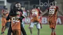 Selebrasi Ricky Nelson pelatih Pusamania Borneo FC setelah menang melalui adu penalti melawan Persib Bandung di Stadion Si Jalak Harupat, Soreang Jawa Barat,  Minggu (5/3/2017).  (Bola.com/Peksi Cahyo)