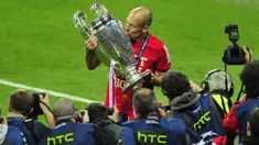 Arjen Robben, sayap lincah berusia 37 tahun mengumumkan pensiun yang kedua kalinya di klub masa kecilnya, Groningen pada 15 Juli 2021. Kali pertama ia mengumumkan pensiun adalah pada 2019 lalu usai lepas dari Bayern Munchen. Berikut 5 tim yang pernah dibelanya. (Foto: AFP/Glyn Kirk)