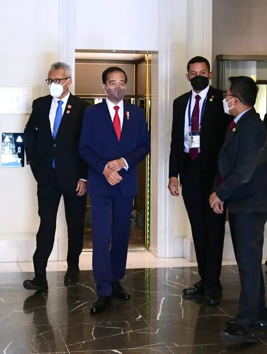 Presiden Joko Widodo atau Jokowi saat menuju lokasi KTT G7 dari Munich, Jerman, 27 Juni 2022. Jokowi terbang ke lokasi KTT G7 dengan menggunakan helikopter militer tipe Sikorsky CH53. (Foto: Laily Rachev - Biro Pers Sekretariat Presiden)