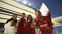 Afnan Afif (dua dari kanan) saudara dari pemain Timnas Qatar, Akram Afif saat menyaksikan langsung pertandingan di stadion pada ajang Piala Dunia 2022. (Istimewa)