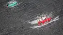 Sebuah mobil amphibi berwarna merah terlihat memimpin di depan dalam acara reli "Amphib 2014" yang berlangsung di  sungai Mosel, Jerman, Minggu (3/8/2014)  (AFP PHOTO/Fredrik VON Erichse)