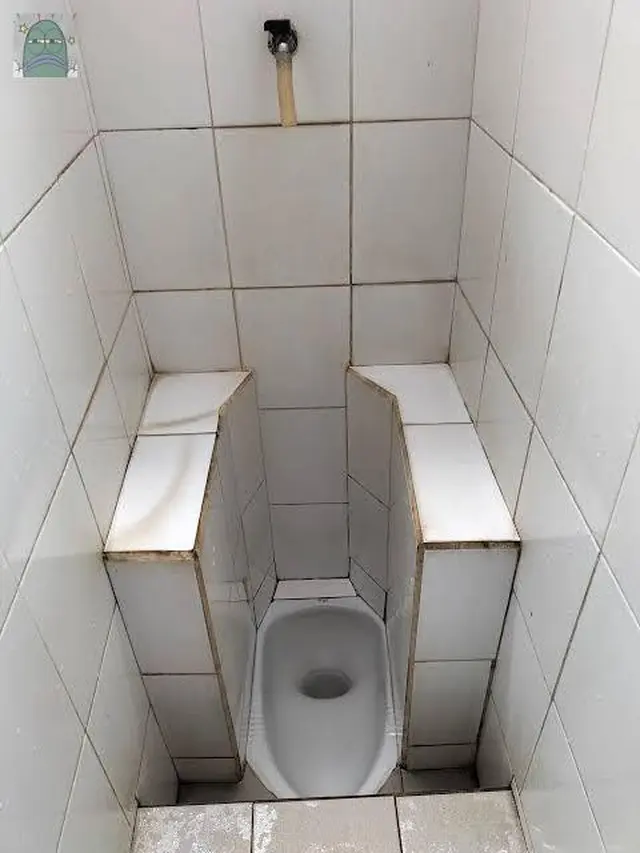 6 Potret kocak jamban tata letaknya nyeleneh, bikin repot pas mau buang hajat