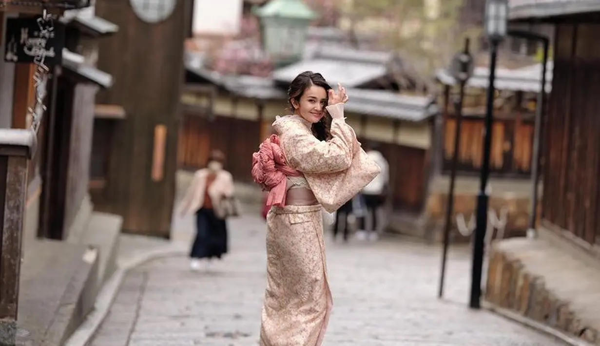 Beberapa kali, Michelle Ziudith mengenakan kimono pakaian khas perempuan Jepang. Ia memilih mengenakan kimono warna coklat dengan aksen pita besar warna pink. [@michelleziu]