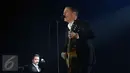 Penyanyi asal Kanada, Bryan Adams saat menyanyikan lagu pertama pada konser "Get Up Tour" di Jakarta, Senin (16/1). Indonesia menjadi negara pertama konser Bryan Adams untuk kawasan Asia. (Liputan6.com/Helmi Fithriansyah)