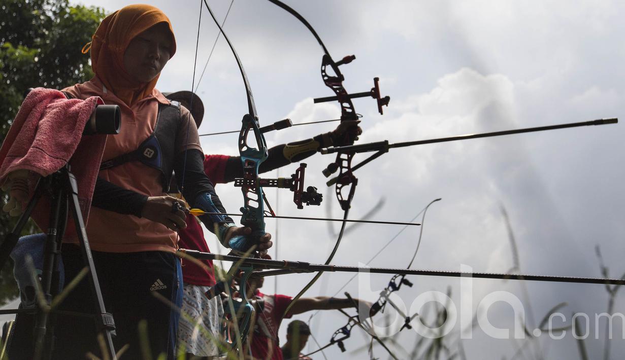 Para pepanah mengikuti pemusatan latihan nasional jelang SEA Games 2017 di Cibubur, Jakarta Timur, Rabu (26/4/2017). (Bola.com/Vitalis Yogi Trisna) 
