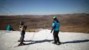 Seorang instruktur ski mengajar pemain pemula di resor ski Afriski, Pegunungan Maluti, Kerajaan Lesotho, Rabu (11/7). Lesotho merupakan satu-satunya negara merdeka yang seluruh bagiannya terletak di atas ketinggian 1.000 meter. (Marco Longari/AFP)