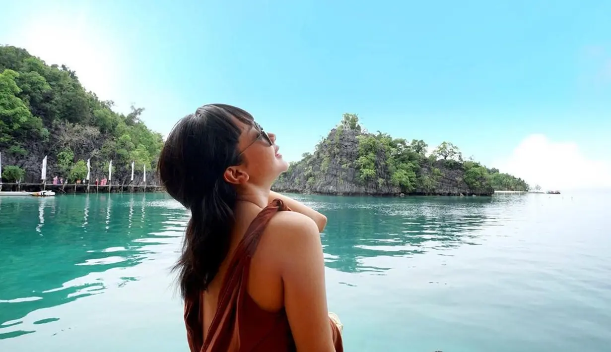 Dari sederet foto yang ia unggah di Instagram, ada beberapa foto yang mencuri perhatian. Yaitu foto dengan latar belakang air laut. Tampaknya, pedangdut 27 tahun ini gemar berlibur di tempat yang terkenal dengan pemandangan alamnya yang indah. Seperti saat dirinya berada di Pulau Labengki, Kendari, Sulawesi Tenggara. (Liputan6.com/IG/@cita_citata)