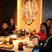 Di sebuah restoran steak, Maia dan Irawan mengajak ketiga anaknya laki-lakinya dinner bersama dengan membawa pasangan mereka kecuali El yang masih terlihat sendiri. [@elelrumi]