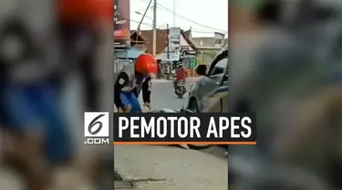 Insiden bermula ketika pengendara motor ditilang polisi karena tak mematuhi peraturan yang ada. Bukannya menunjukkan surat-surat berkendara, pengendara motor ini malah mencoba kabur dari polisi. Namun, ketika kabur si pengendara mengalami kejadian ap...